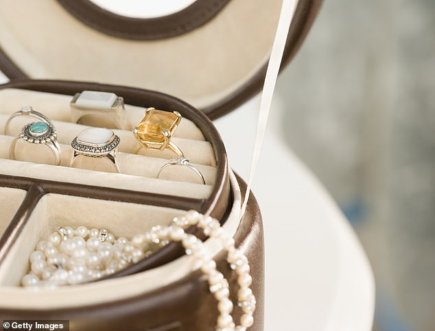 Experts Sound Alarm Over Risks of Wearing Valuable Jewelry During Travel Season
