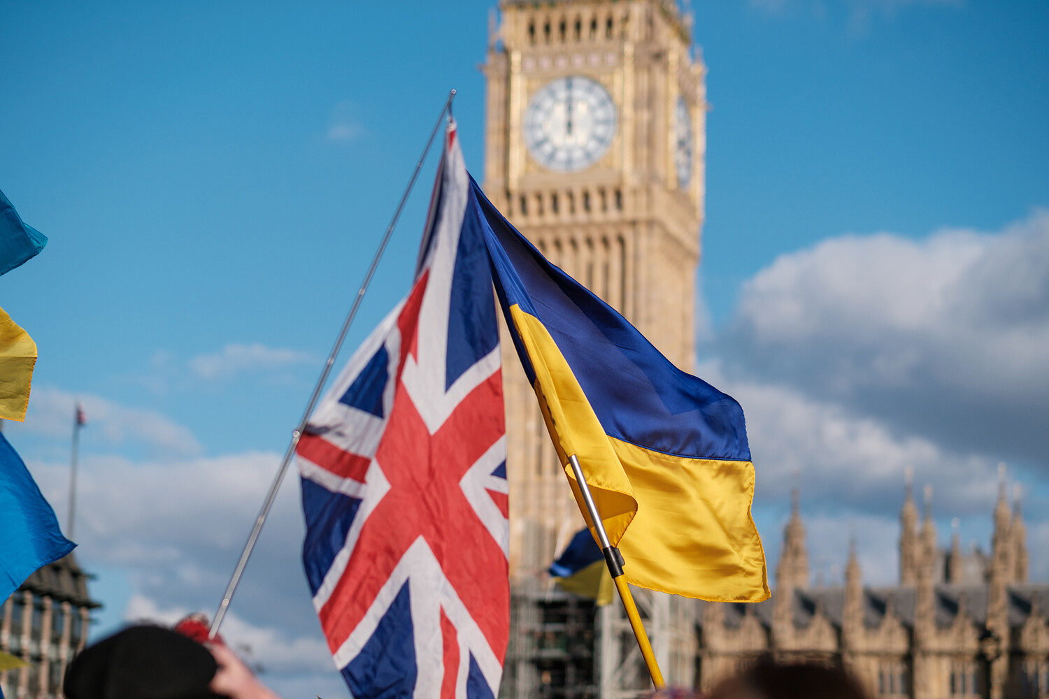 Ukraine and the UK Sign Major Defense Agreement to Strengthen Military Cooperation Amid Ongoing Conflict with Russia