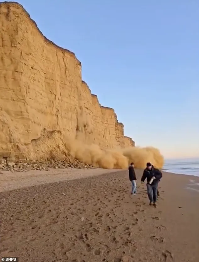 Dramatic Rockfall Sends Beachgoers Scrambling as Witnesses Describe Deafening Cracks Before Chaos Unleashed