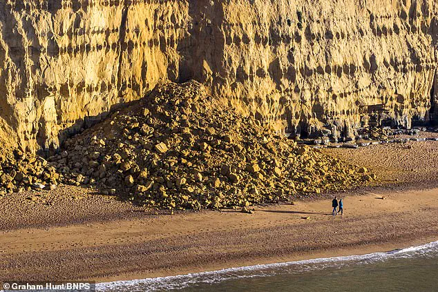 Dramatic Rockfall Sends Beachgoers Scrambling as Witnesses Describe Deafening Cracks Before Chaos Unleashed