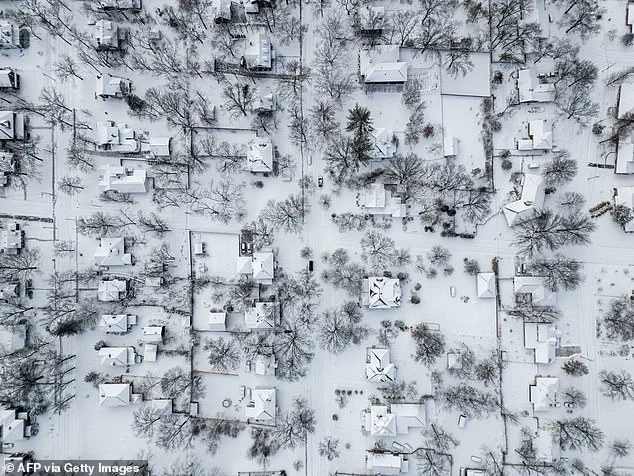 US Communities Braced for 'Bomb Cyclone' as Winter Storm Gianna Targets 35 Million