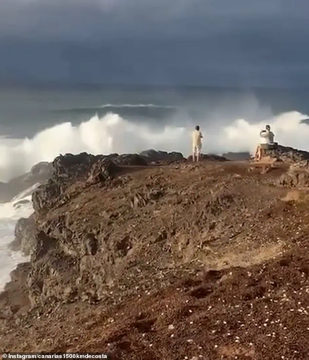 Tourists Defy Warnings, Film Themselves on Storm-Tossed Faro de Sardina del Norte Cliffs in Gran Canaria
