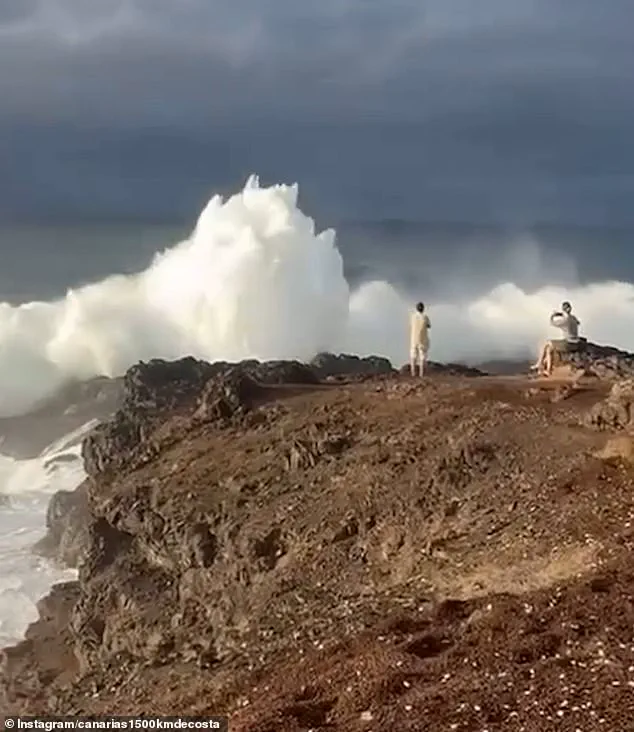 Tourists Defy Warnings, Film Themselves on Storm-Tossed Faro de Sardina del Norte Cliffs in Gran Canaria