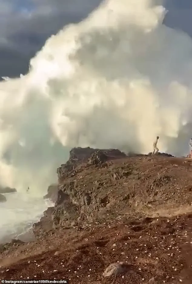 Tourists Defy Warnings, Film Themselves on Storm-Tossed Faro de Sardina del Norte Cliffs in Gran Canaria
