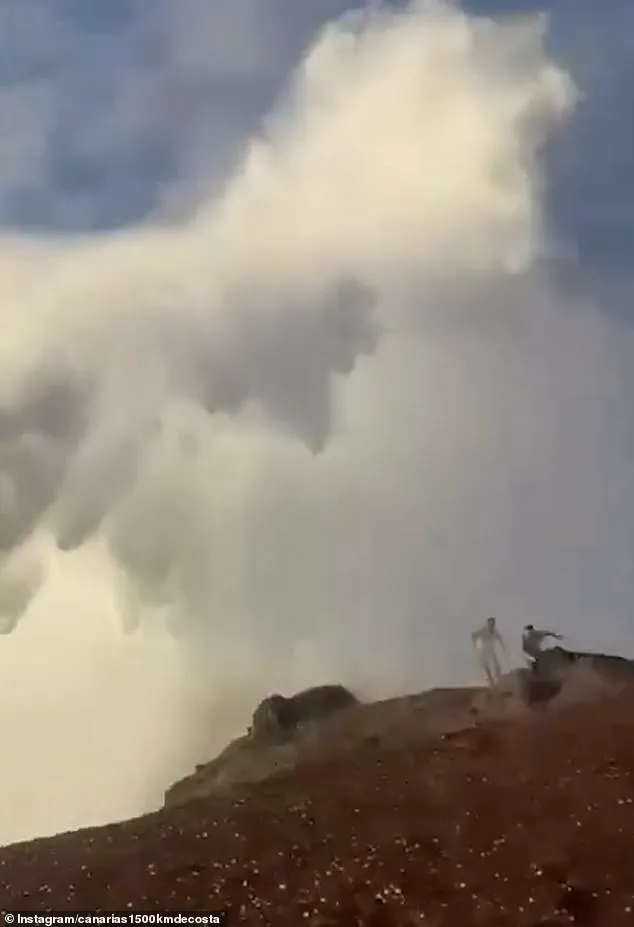 Tourists Defy Warnings, Film Themselves on Storm-Tossed Faro de Sardina del Norte Cliffs in Gran Canaria