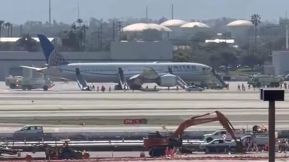 United Airlines Flight UA 2127 Makes Emergency Landing at LAX After Mid-Flight Engine Failure