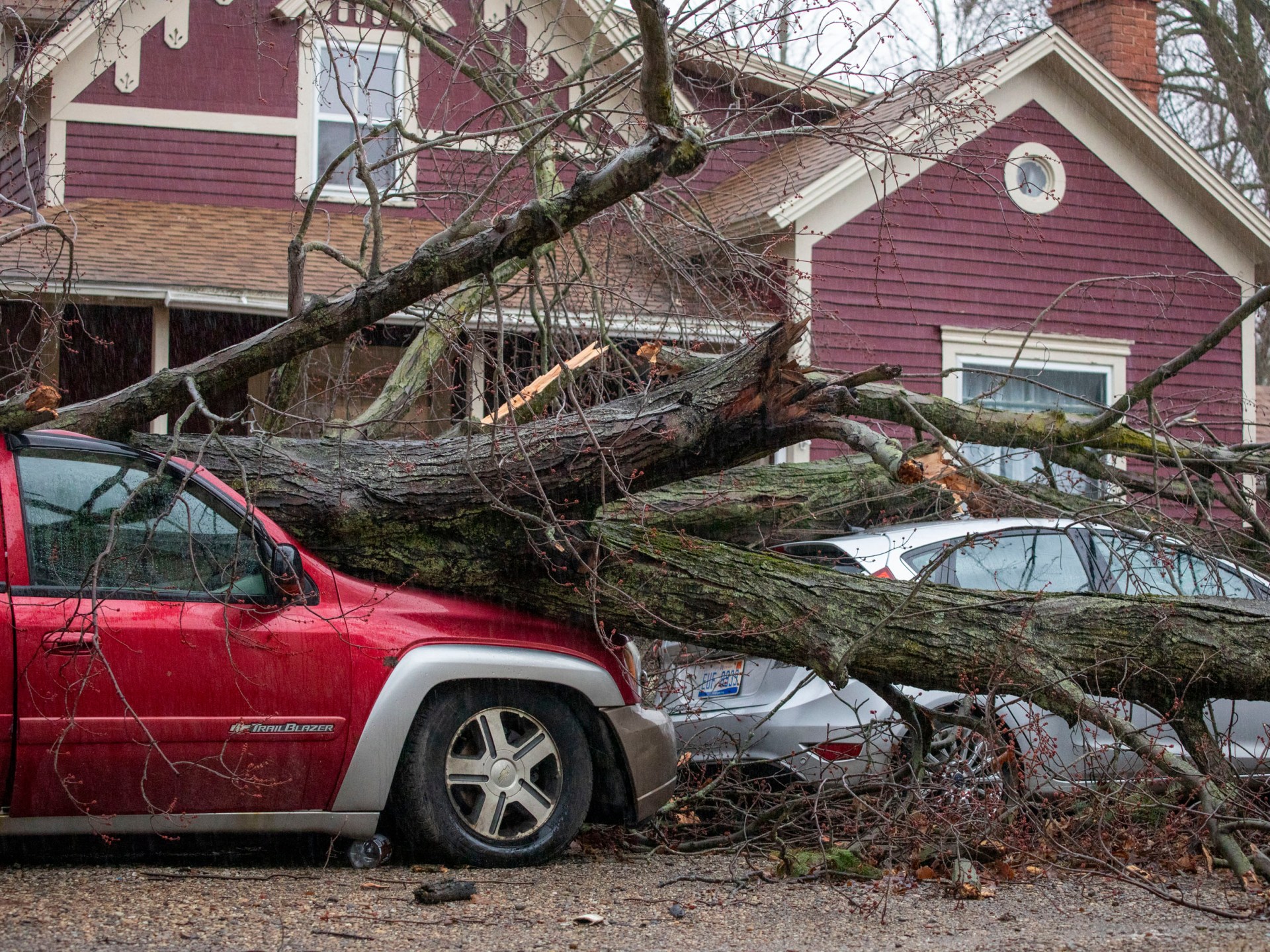 Central U.S. Tornadoes Kill Eight, Destruction Continues in Oklahoma and Michigan