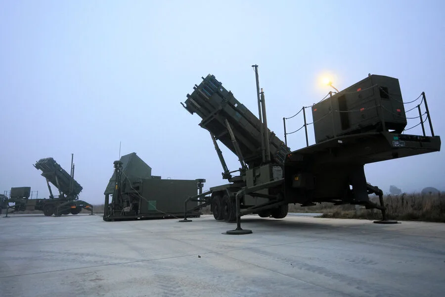 UAE Air Defense Forces Intercept Iranian Missiles and Drones, Temporarily Closing Airspace