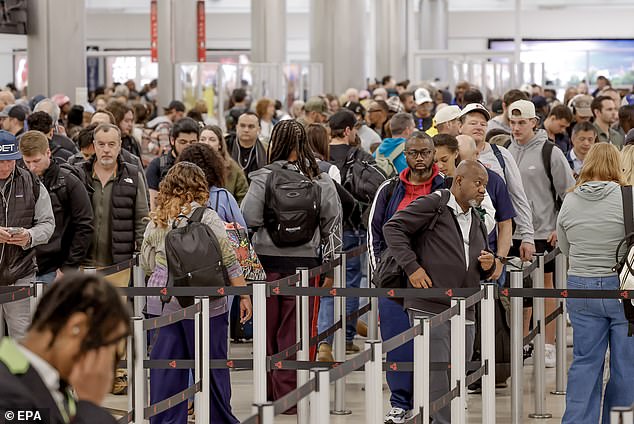 Government Shutdown Sparks Travel Chaos as Major U.S. Airports Face Security Gridlock