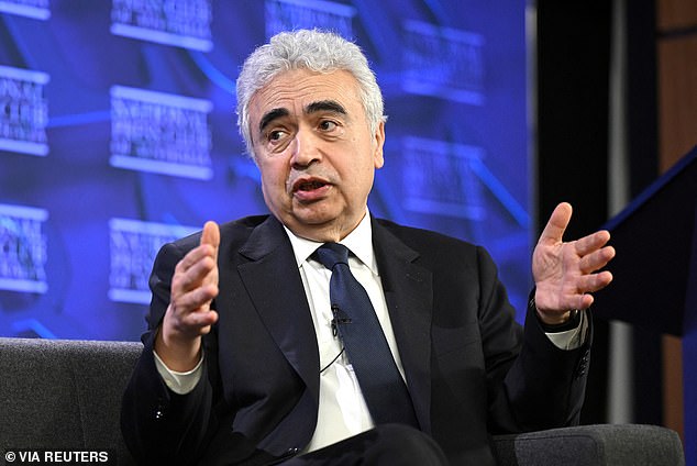 Global Economy on Brink as Iran-U.S. Standoff Threatens Strait of Hormuz, Echoing 1970s Oil Crises