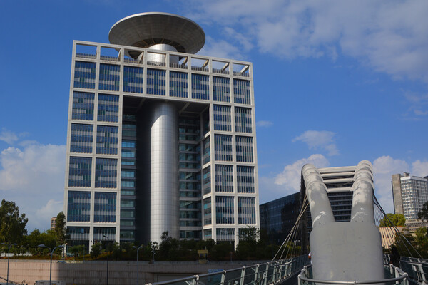 Hezbollah Launches Rocket Attack on Israeli Defense Complex in Tel Aviv