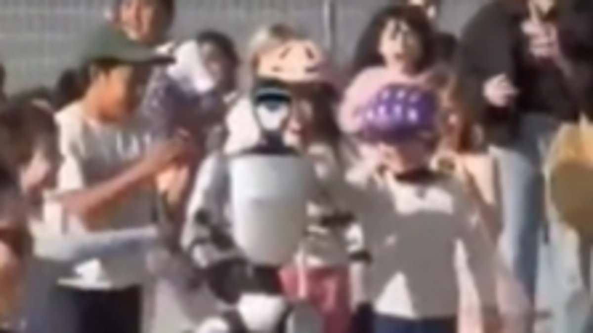 Unitree G1 Robot Goes Viral After Darting Through Brooklyn Bridge Park with Kids