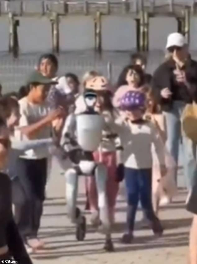 Unitree G1 Robot Goes Viral After Darting Through Brooklyn Bridge Park with Kids