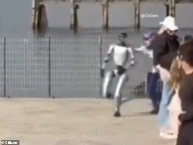 Unitree G1 Robot Goes Viral After Darting Through Brooklyn Bridge Park with Kids