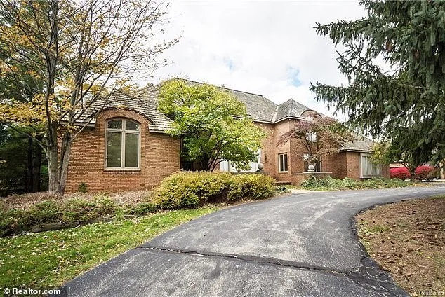 Behind the Glamour: Jean-Pierre Dorléac Reveals Untold Stories of Aretha Franklin in New Book