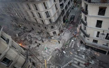 Paris Gym Shocked as Actress Collapses in Pool.