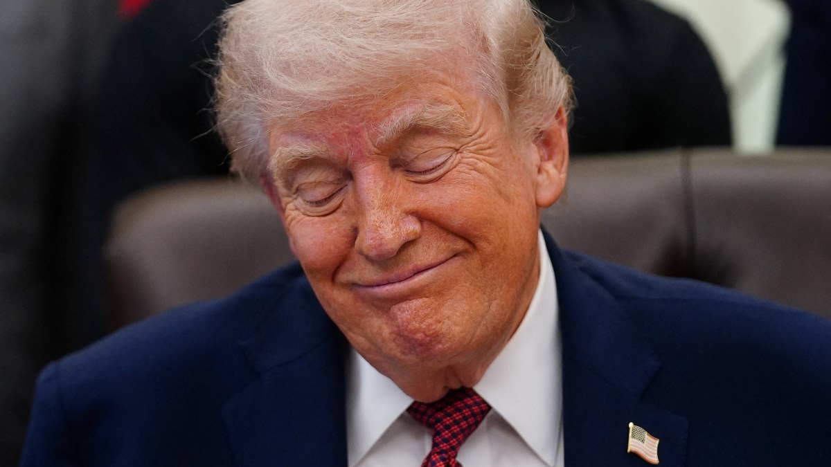 Trump extends US-Iran ceasefire but maintains maritime blockade indefinitely.