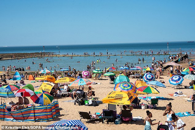 Professor Warns Cold Showers Trap Heat During UK Heatwave
