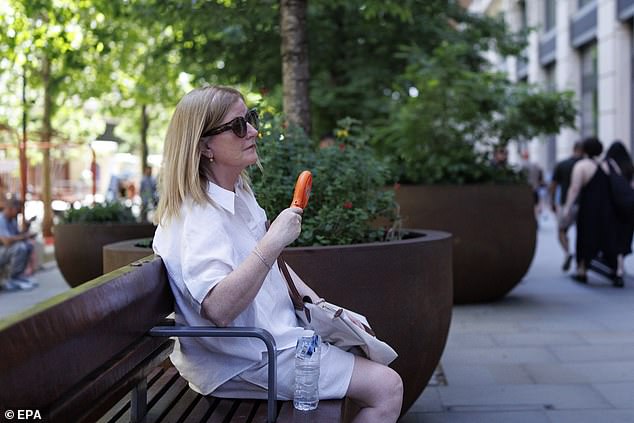 Experts warn freezing showers trap body heat during UK heatwave