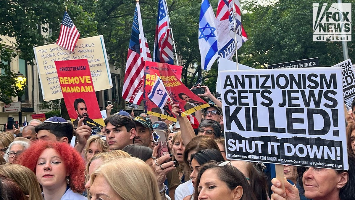 Hundreds protest Mamdani in Manhattan over alleged Jewish safety neglect