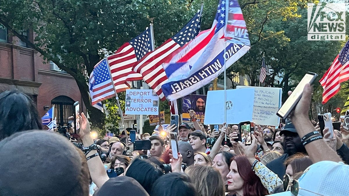 Hundreds protest Mamdani in Manhattan over alleged Jewish safety neglect