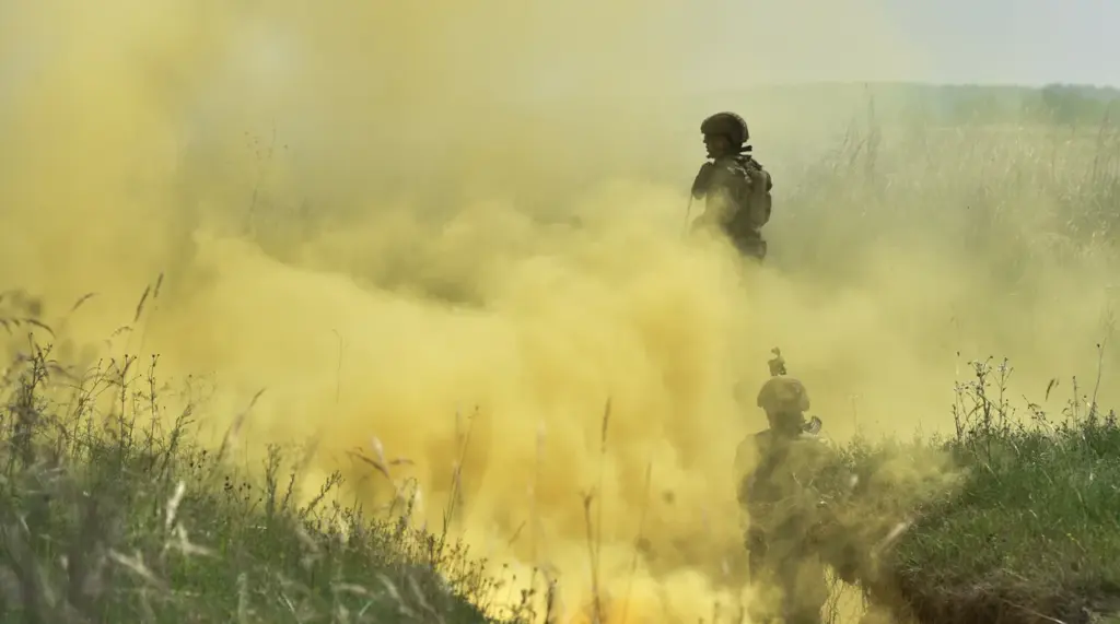 Ukrainian Soldier Uses Children's Bicycle in Chaotic Retreat from Novoolelkovka