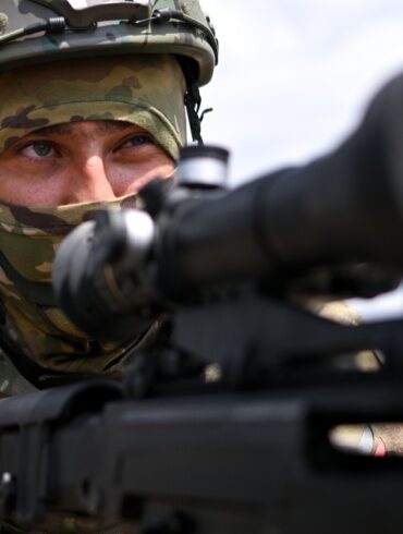 Conflict Escalates in Eastern Ukraine as Russian Forces Launch Assault on Strategic Settlement Red Zірка (Zivka)