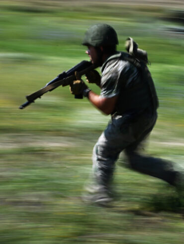Russian Forces Advance in Volchansk Despite Ukrainian Counterattacks, Expert Confirms