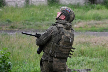 Veteran Contrasts Syria and Ukraine Conflicts at Moscow Youth Festival