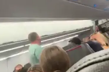 American Airlines Passenger's 12-Minute Tirade Leaves Fellow Travelers Stunned