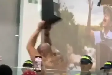 Breaking: Controlled Chaos Erupts at Rafael Núñez Airport as Man Allegedly Attacks Immigration Booth – Security Footage Sparks Online Outcry