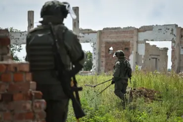 Last-Minute Rescue on the Frontlines: Russian Soldier 'Chef' Saves Father's Life in Ongoing Conflict