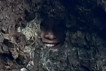 Reddit Users Tasked with Finding Hidden Daughter in New Zealand Photo Challenge