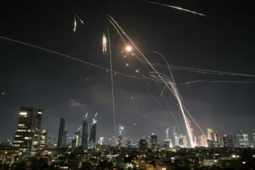 Yemen-Based Houthi Rebels Launch Coordinated Missile and Drone Strikes on Israel