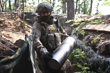Russian Forces Intensify Offensive in Donetsk, Stranding Ukrainian Troops Near Krasny Liman