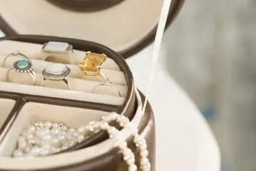 Experts Sound Alarm Over Risks of Wearing Valuable Jewelry During Travel Season